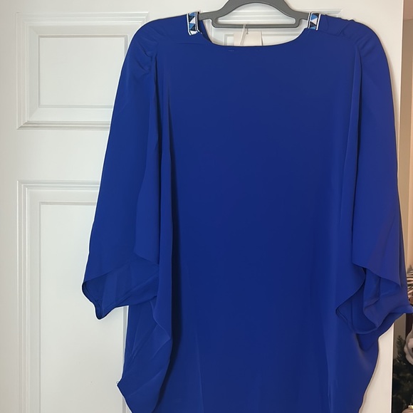 NWT summer Blouse with vneck and design. - Picture 2 of 2